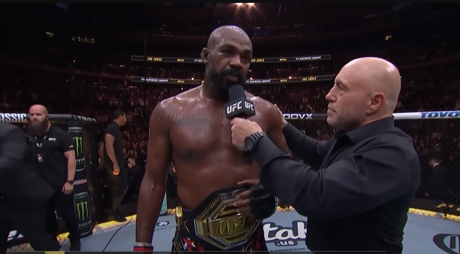 Jon Jones proclaims ‘Jesus loves you,’ gives God glory after UFC triumph in front of Trump